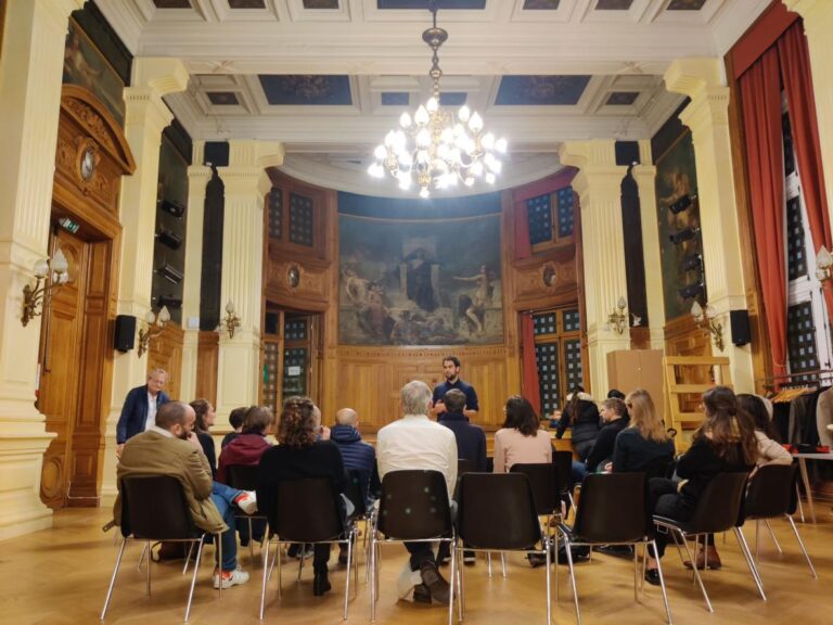 Personnes participant à une simulation parlementaire dans un hémicycle.