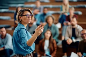 Participants en formation découvrant les bases de la communication assertive et empathique